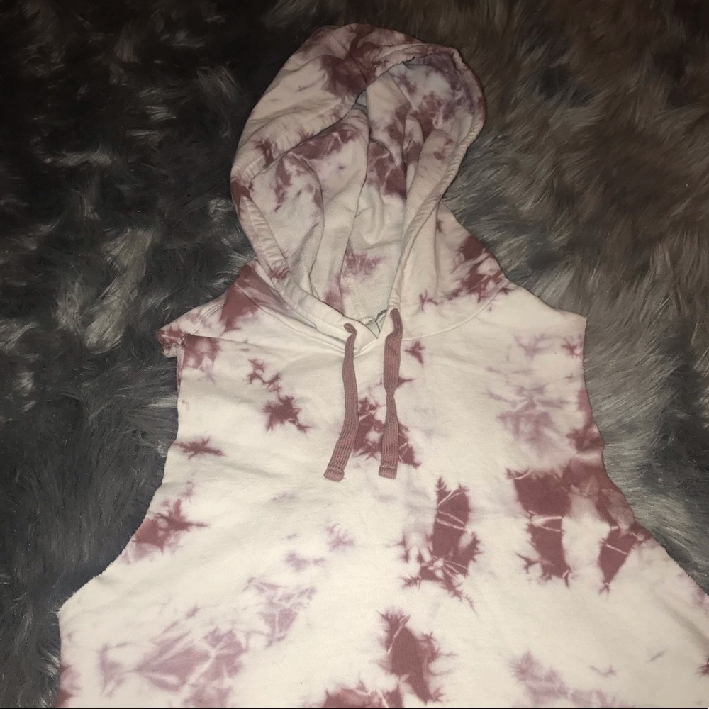 Tie dye cut off sleeve hooded shirt 💘